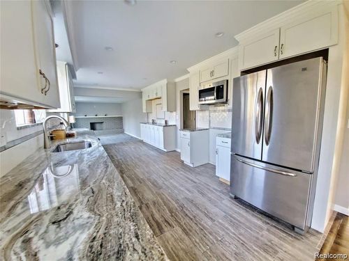 15596 Nola Cir, Livonia, MI, 48154-1528 | Card Image