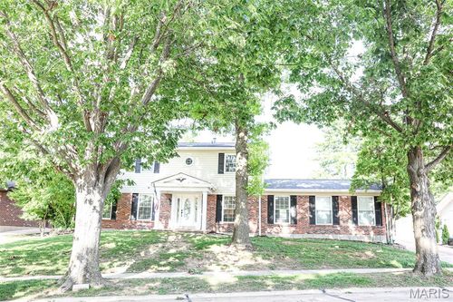 2270 Fairoyal Dr, Des Peres, MO, 63131-1920 | Card Image