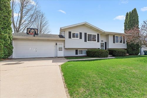 1707 Larkspur Ln, West Bend, WI, 53090-1039 | Card Image