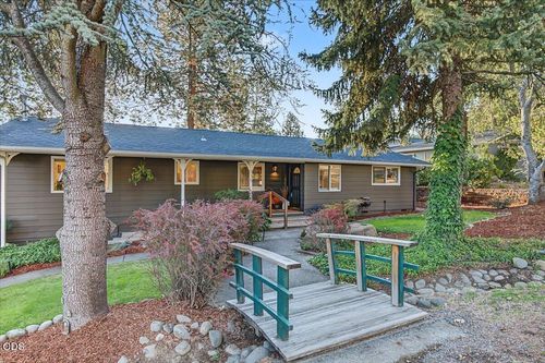 215 Stagecoach Dr, Jacksonville, OR, 97530-9417 | Card Image