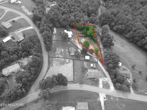 1333 Pinecrest Rd, Jacksboro, TN, 37757-3207 | Card Image