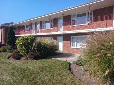 9 - 1105 Holiday Lane, Condo with 2 bedrooms, 1 bathrooms and 1 parking in Des Plaines IL | Image 1