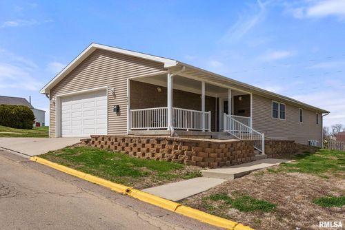 400 and 402 W Grove Street, Maquoketa, IA, 52060 | Card Image