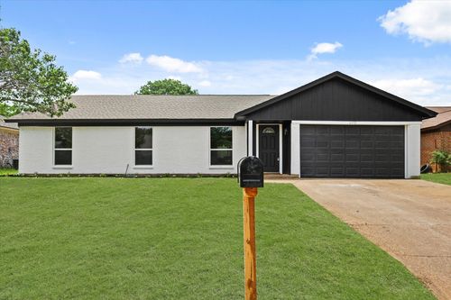 6210 Maple Springs Dr, Arlington, TX, 76001-5021 | Card Image