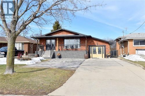 682 Mohawk Rd W, Hamilton, ON, L9C1X8 | Card Image