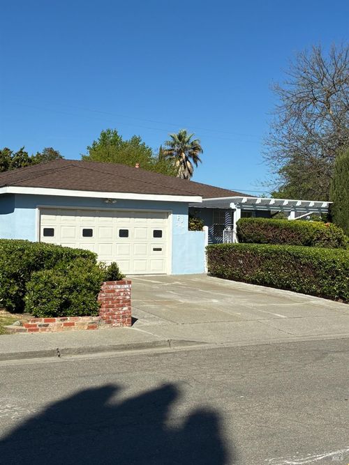 300 Begonia Boulevard, Fairfield, CA, 94533 | Card Image