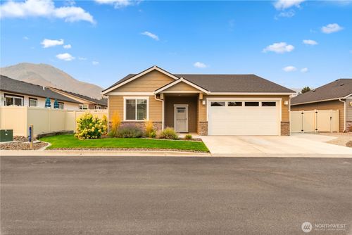 204 Pershing Cir, Wenatchee, WA, 98801-1993 | Card Image