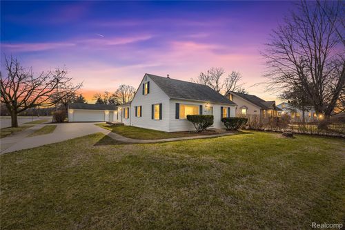 684 Greylock St, Belleville, MI, 48111-2769 | Card Image