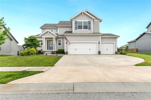 124 Se Briar Valley Ln, Blue Springs, MO, 64064-7994 | Card Image