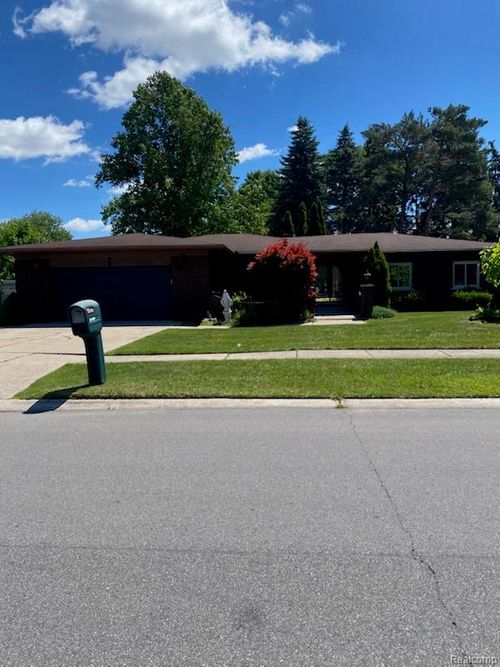 39910 Donahue Dr, Clinton Township, MI, 48038-2784 | Card Image