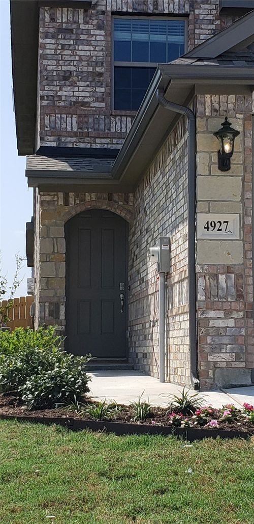 4927-4925-4927 Sanger Circle Dr, Sanger, TX, 76266-1555 | Card Image