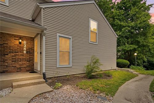 8346 Barrybrooke Dr, Kansas City, MO, 64151-1084 | Card Image