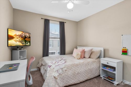 1011 Reserve Dr, Elgin, IL, 60124-8828 | Card Image