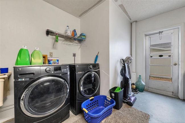 Laundry in Garage | Image 29