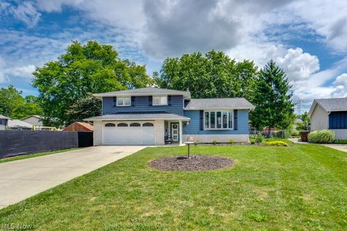 7821 W List Ln, Parma, OH, 44130-7129 | Card Image