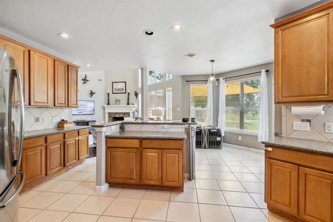 Plenty of cabinet space | Image 16