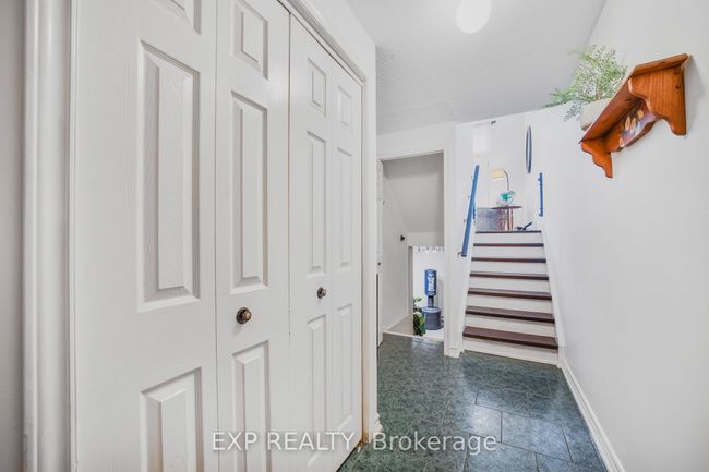 136 Darras Crt, Condo with 5 bedrooms, 2 bathrooms and 1 parking in Brampton ON | Image 4