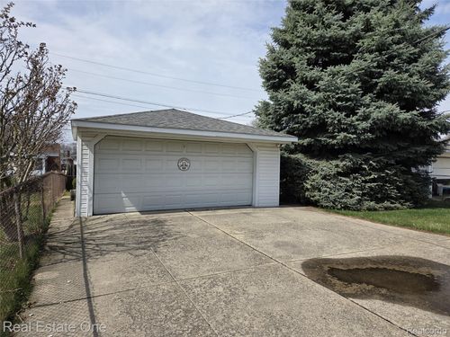 7946 Mckinley St, Taylor, MI, 48180-2486 | Card Image
