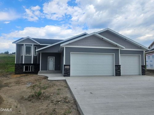 5404 Titanium Dr, Bismarck, ND, 58503-6977 | Card Image