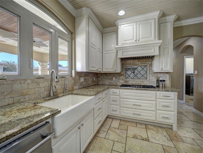 Ample counter space | Image 12