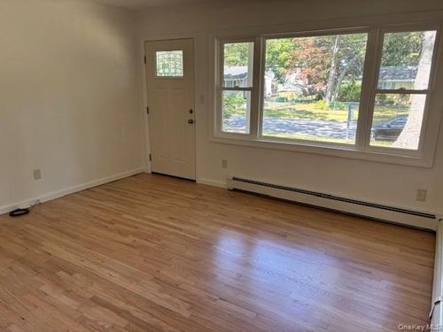 23 Grove St, Riverhead, NY, 11901-1517 | Card Image