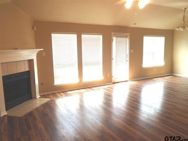 5637 Mustang Trl, House other with 3 bedrooms, 2 bathrooms and null parking in Tyler TX | Image 9