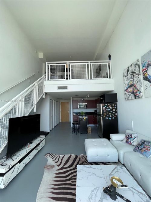 632-253 Ne 2nd St, Miami, FL, 33132-2290 | Card Image
