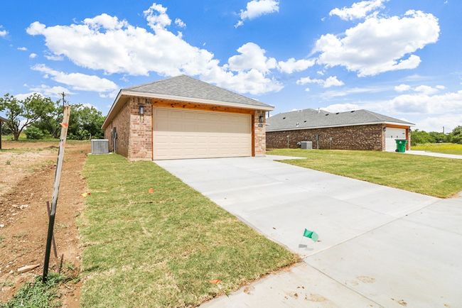 804 Bell St, House other with 3 bedrooms, 2 bathrooms and 2 parking in Coleman TX | Image 25