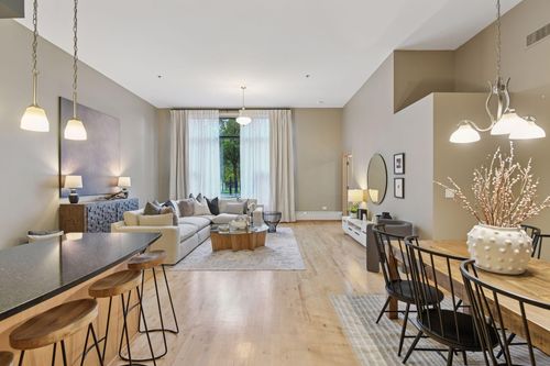 unit-114-215 10th Ave S, Minneapolis, MN, 55415-1755 | Card Image