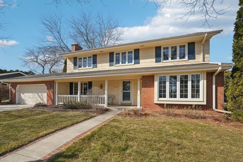 3220 W Chateau Ct, Mequon, WI, 53092-2303 | Card Image