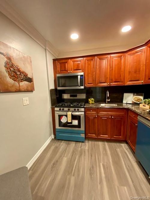 331-2a-331 Brook Ave, Bay Shore, NY, 11706-5628 | Card Image