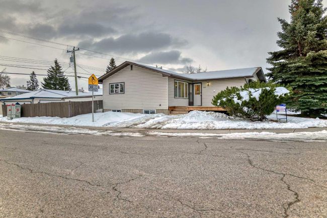504 Penworth Drive Se, Home with 7 bedrooms, 3 bathrooms and 3 parking in Calgary AB | Image 2