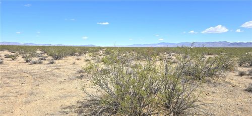 548 W Quartzite Dr, Golden Valley, AZ, 86413 | Card Image