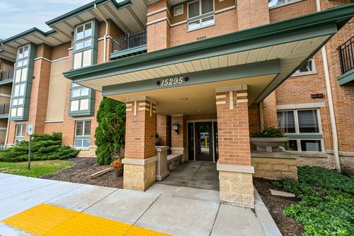 15295 Library Ln, New Berlin, WI, 53151-5294 | Card Image