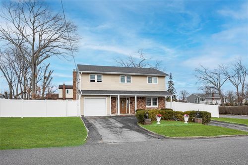 1042 11th St, West Babylon, NY, 11704-3612 | Card Image