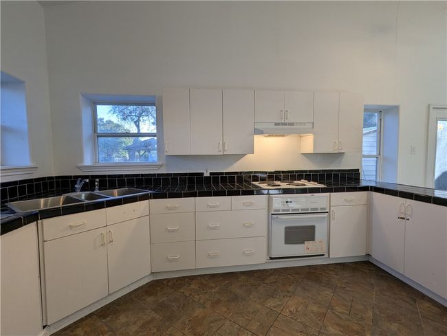 410 E Willis St, House other with 2 bedrooms, 1 bathrooms and null parking in Odem TX | Image 11