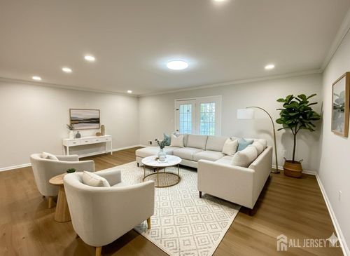 31 Van Pelt Ct, East Brunswick, NJ, 08816-3678 | Card Image