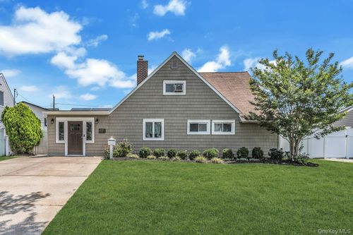 31 Martin Ln, Westbury, NY, 11590-6322 | Card Image