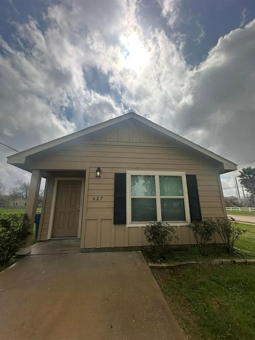 627 W Live Oak St, Angleton, TX, 77515-4263 | Card Image