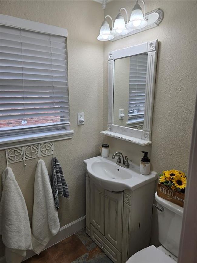 Bathroom in Flex area. | Image 38
