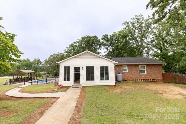 1352 W Cherokee St, House other with 3 bedrooms, 3 bathrooms and null parking in Blacksburg SC | Image 37