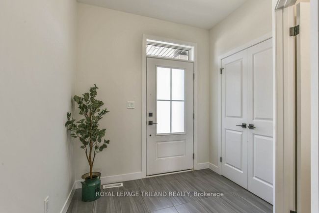 6713 Hayward Dr, House attached with 3 bedrooms, 3 bathrooms and 1 parking in London ON | Image 5