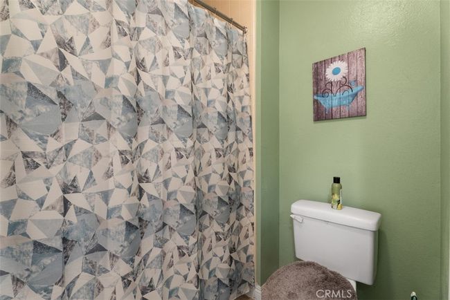 The primary bathroom has a tub/shower | Image 22
