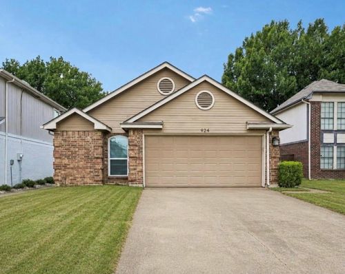 924 Ramblewood Dr, Lewisville, TX, 75067-4236 | Card Image