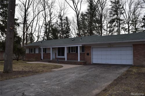 28519 Green Willow St, Farmington Hills, MI, 48331-2787 | Card Image