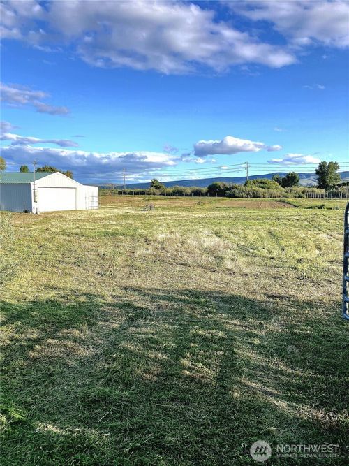300 Wade Rd, Thorp, WA, 98946-9555 | Card Image