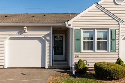 653 - 653 Ledgeview Court, Condo with 2 bedrooms, 2 bathrooms and null parking in Southington CT | Image 2