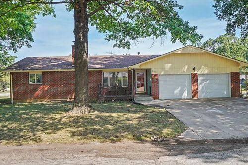 305 E Monroe Ave, Garnett, KS, 66032-1132 | Card Image