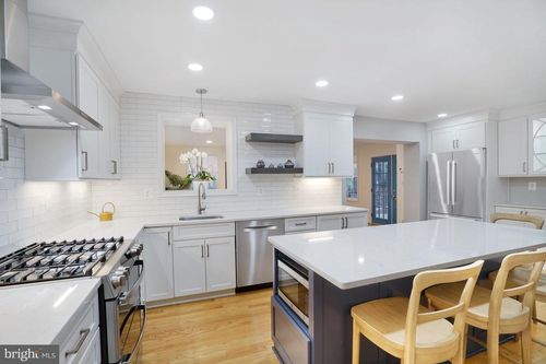 8921 Braeburn Dr, ANNANDALE, VA, 22003-3904 | Card Image