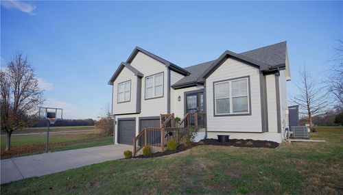 929 Sutherland Dr, Louisburg, KS, 66053-8408 | Card Image